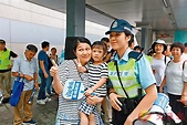 市民為警撐傘 紛邀合影打氣 - 香港文匯報