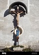 Cruz y estatua de la Virgen María, Iglesia Parroquial Católica de San ...