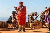 Pueblo de Phezulu. Experiencia cultural zulú, vestida con gearZulu ...