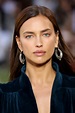 Irina Shayk combina traje sastre negro con accesorios plateados | Vogue ...