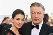 El actor Alec Baldwin de 62 años y su esposa Hilaria le dan la ...