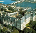 Vista aérea do castelo de Blois, França | Chateau, Vacation, Stately home