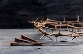 Coroa de espinhos e pregos símbolos da crucificação cristã na páscoa ...