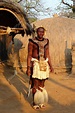 Guerrero zulú con ropa tradicional en Shakaland Zulu Village, Sudáfrica ...