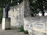 Warum Ernst Thälmann sterben musste (Denkmal in Stralsund) Foto & Bild ...