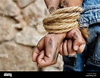 Gefangene, die mit einem Seil gefesselt Stockfotografie - Alamy
