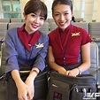 華航甜美正妹空姐Qbee張比比機上拍照 網友：製服變好撐喔！