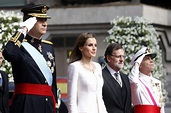 Felipe in alta uniforme e Letizia in tailleur: ecco il re e la regina ...