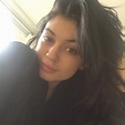 Kylie Jenner Shares No Makeup Selfie, Shows Cleavage and Abs | Cambio