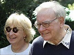 Buffett Strolls with His Wife - Warren Buffett - CBS News