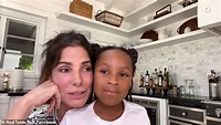 Sandra Bullock apresenta filha adotiva ao mundo em rara aparição