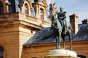 Monumento a Henri d 'Orleans, el duque de Aumale contra el edificio ...