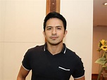 Dennis Trillo shows off singing and drumming skills during a quick jam ...