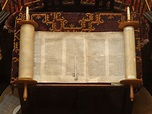 File:Open Torah scroll.jpg - Wikimedia Commons