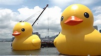 巨型黃色「扁皮鴨」重新出發 拖回維港重新充氣市民興奮 - YouTube