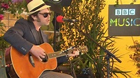 Gaz Coombes performs Girl Who Fell To Earth in the BBC Music Tepee ...