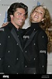 Elizabeth Berkley y su esposo Greg Lauren posar para fotos en la gran celebración de la ...