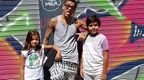 Dani Alves callejea por Barcelona con sus hijos | barca | sport.es