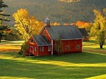 Escuela roja en el verdor, rojo, otoño, casas, país, árboles, viejo ...