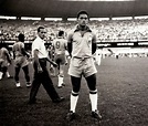 Quién fue Garrincha, el crack de Brasil con una pierna más corta que la ...