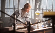 Crítica: 'Radioactive', da Netflix, é filme mediano sobre Marie Curie