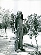 Vintage foto de la princesa María Beatriz de Saboya de pie por los árboles pequeños. 1972 ...
