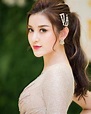 越南第一美人走红网络，奢华礼服穿个不停，日常还晒私人飞机炫富_Nguyen