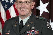 Schoomaker Assumes Command of Army Medical Command | Article | The ...
