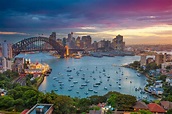 Zatoka Port Jackson z mostem Harbour Bridge w australijskim Sydney