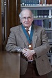 Roald Hoffmann este un chimist american, laureat al Premiului Nobel ...