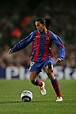 Ronaldinho jugando para Barcelona. | Football players images, Barcelona ...