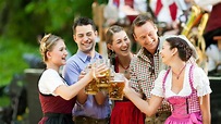 Disfrutando del Oktoberfest con los trajes típicos de Alemania