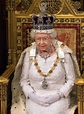 Rainha Elizabeth II quebra protocolo para usar look mais casual | CLAUDIA