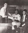 Frank Sinatra pede um autógrafo a Lou Gehrig em 1939. | Lou gehrig ...