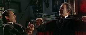 Christopher Lee e Francis Matthews in una scena del film Dracula ...