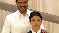 Pablo Montero acompaña a su hijo Daniel en su graduación de primaria