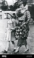 La Reina Isabel II como princesa Elizabeth alrededor de 1936 con su madre, Elizabeth Bowes-Lyon ...