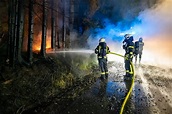 Landwirte helfen beim Löschen eines Großbrands im Forchheimer Wald ...