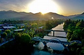 Grants Pass Is A Gorgeous Oregon Town With A River Running Through It