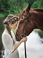 Woman touching horse face | Photographie équine, Photographie équestre ...