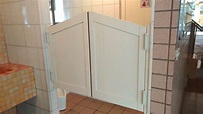龍達鋁門窗 - 公共廁所的對開門片 180度內外開，進出都方便 大方美觀，堅固耐用
