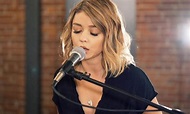 Watch: Modern Family's Sarah Hyland shocks by singing on cover of ...