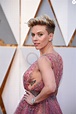 Scarlett Johansson (robe Alaia Azzedine) sur le tapis rouge des Oscars ...