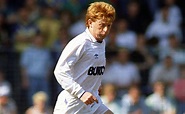 On this day: Gordon Strachan makes his Leeds United debut - Leeds United