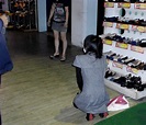 女偷高跟鞋被發現 向店家下跪求饒10分鐘 - 社會 - 自由時報電子報