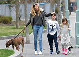 GISELE BÜNDCHEN PASSEIA COM FILHOS E CACHORROS POR PARQUE EM NOVA YORK