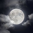 Para crear esta maravillosa imagen de 110 megapíxeles de la Luna llena ...