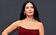 Catherine Zeta-Jones y el vestido rojo que llevó a los Emmys 2021 ...