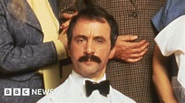 Andrew Sachs: Fawlty Towers' Manuel dies aged 86 - BBC News