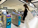 港鐵今日推出感應式信用卡出入閘服務 - 新浪香港